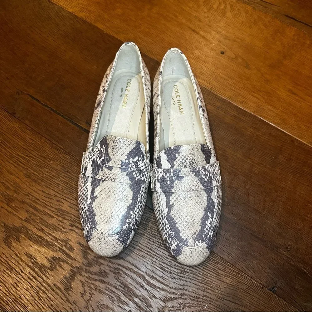 Cole Haan Women's Snake Print Loafer Goto Pearson Loafer Gray Beige Leather 5.5